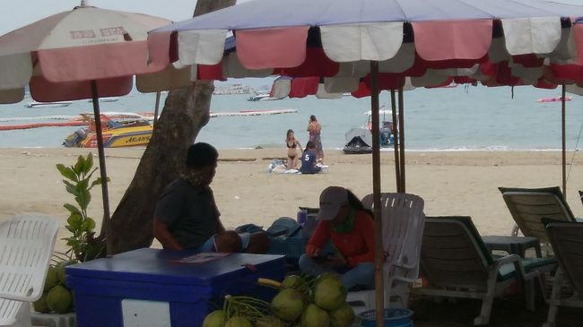 無事ご一行様と待ち合わせできました。<br />この辺のビーチチェア借りますか。