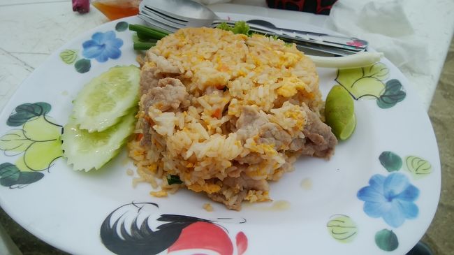 お昼になったのてオヤジ二人はカオパットです。<br />晴れ男は豚。