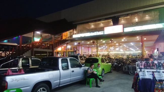 少し部屋でのんびりして、晩ご飯はご一行様とムーガタ屋さんに行こうと約束したので、念のため下見に来たら、ない！<br /><br />チャイナツアー客向けのビュッフェレストランに変わってる～！<br /><br />セカンドロードのBigCの北側がチャイナ化してるんですけど。(泣)