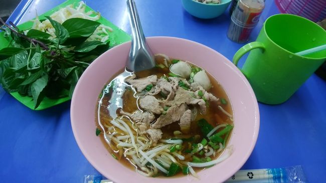 クイッティオムー、40バーツ。