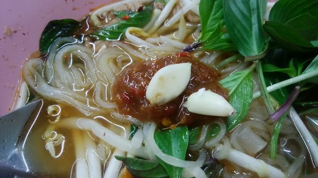 そのタレと無造作にザルに入ってるにんにくをトッピング。<br />これ、まいう～<br />スープ飲み干したくなる～