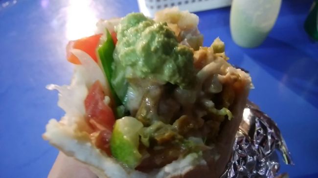 美味しくいただきました～<br /><br />で終わらしたいところなんですが、このグリーンのペースト。<br />大きなチューブに入ってたので、マヨネーズ系かと思って大量にかけたら青唐辛子のペーストでした～<br /><br />ヒーハーしながら完食いたしました～(笑)