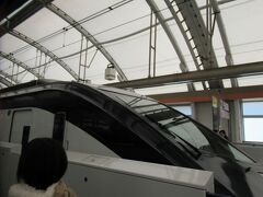 日暮里から使い慣れた京成スカイライナーに乗って成田空港に向かいました。
連休最終日だからすいているかと思いきや、車内は結構混んでいました。