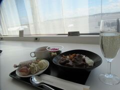 空港に着き、ワンワールド系列のラウンジのどこへ行こうか、
JALのカレーが食べたいなぁ、となって、JALのラウンジでお昼にしました。
