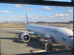 14：20発のキャセイパシフィック航空で台湾に向かいました。
「キャセイはエンジンがロールスロイスで安心」と聞いたことがあったのですが…。