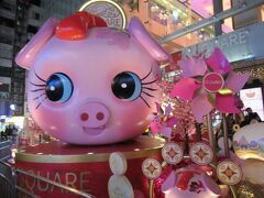 大通り近くのビルの広場に大きな豚がいました。
十二支の「猪」は「豚」になるようです。