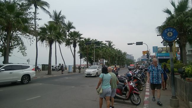 待ち合わせ場所のヒルトン前まで移動中。