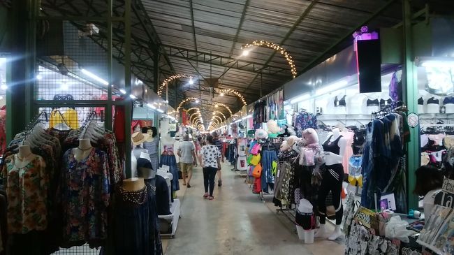 食後はナイトマーケットぶらぶら。