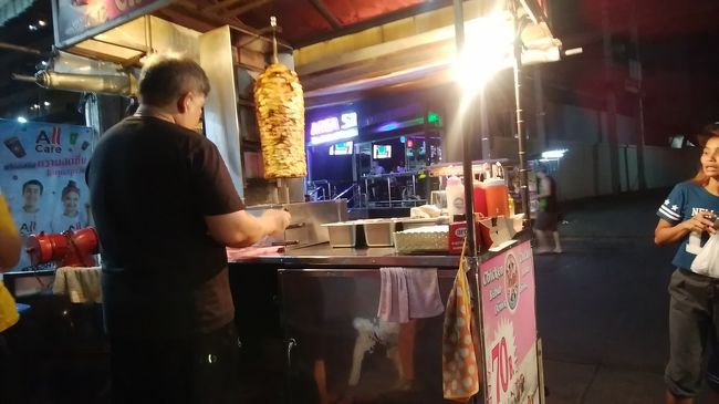 屋台の裏側のテーブルで食べてたんですか、お客さん絶えない人気店なのか、晴れ男六郎のさくら効果なのか、なかなかの売れ行きのケバブ屋さんでした。<br /><br />食後はマッサージで気持ち良くなってホテルに戻り、1日が終わりました。<br /><br />パタヤ2日目は、久しぶりにパタヤビーチでのんびりできて良かったです。たまに小雨ありましたが、濡れた感ない程度なので問題なしです。<br /><br /><br />ご覧いただいた皆さま、ありがとうございました。