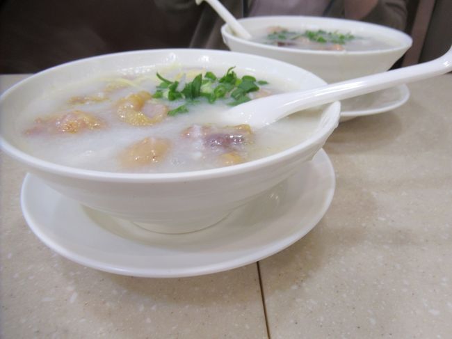 私は鶏肉と肉団子、友人は鮑と肉団子のおかゆにしました。<br />スープのようなおかゆなので、１人１皿はかなりお腹いっぱいになりました。