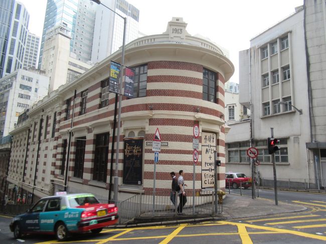 駅からは坂道がかなり続きました。<br />途中の建物も雰囲気があって素敵でした。