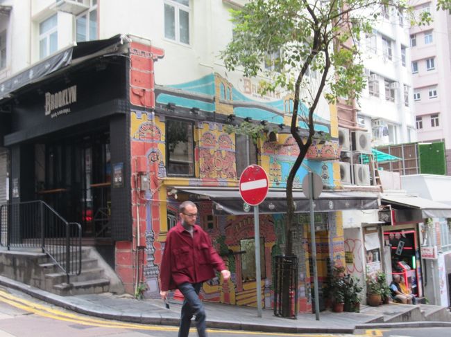 「Brooklyn Bar and Grill」という名前のお店の壁に描かれたブルックリンの風景。