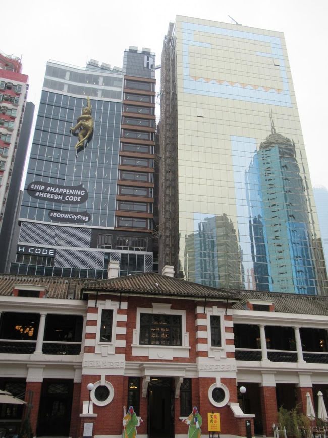 その後、警察本部が観光向けに改装された大館に行きました。<br />昔の建物と新しい建物、なぜかぶら下がるゴリラが一緒になった写真が撮れました。