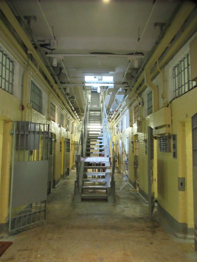 建物内部は11時から入れるようでしたが、この時は30分ほど早かったので、入り口のガラスからのぞきました。<br />独房が廊下の両脇にぎっしり並んでいました。