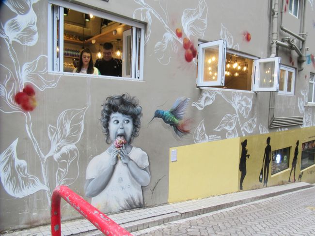 カフェの窓を活かした壁アートもありました。