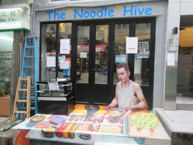 入り口がトリックアートになっているお店もありました。<br />混沌としているような、全体が一体化しているような、不思議な街でした。