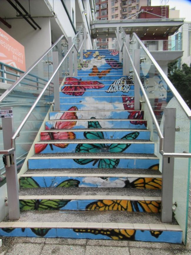 警察官の宿舎後の建物もお店やアートで彩られていました。