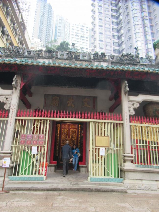 さらに歩いて、香港最古のお寺にお参りしました。