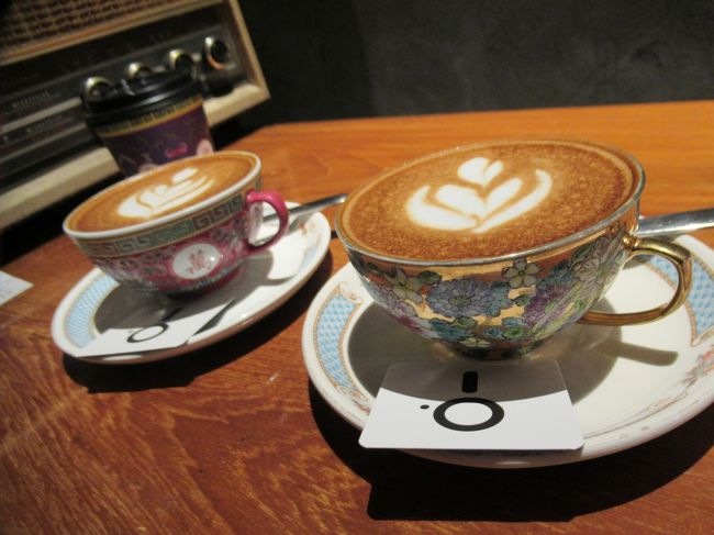 中国茶器でコーヒーを楽しめるお店、半路?稀?汲で一休みしました。<br />テイクアウト用の紙コップがかわいいとの情報で、お願いしたら１人１つプレゼントしてもらえました。