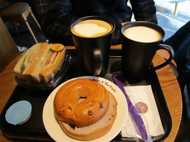 とにかく部屋が暑くて目が覚める<br />仕方なく玄関のドアを開けて調整したりしたけど、このホテルは冬は泊まらない方がいいな<br /><br />東大門歴史文化公園駅の近くに会ったコーヒービーンで朝ごはん<br />ベーグル、サンドイッチ、ラテで16600W<br />ここのコーヒーはあまり美味しくなかった<br /><br />この後新羅免税店へ<br />JALの特典で10000W分もらえるので、それで買えるものと東方神起のTマネーやお正月特典のカレンダーなんかをもらって撤退<br />次男の分と2セットもらったので、東方神起好きな友達に渡したら、すごく喜んでた