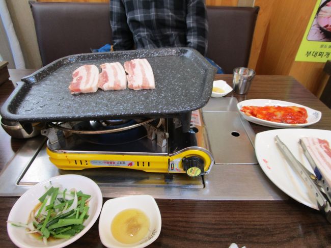 ちょうどお昼時で、近くの会社員たちがランチメニューを頼んでいるところに焼肉<br />サムギョッサル12000W×２