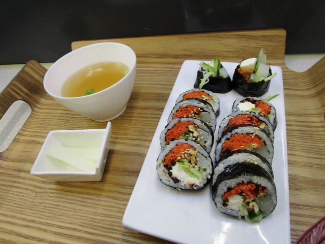 チェックインして荷物を預けてからロッテマートへ<br /><br />フードコートでキンパ　4500W