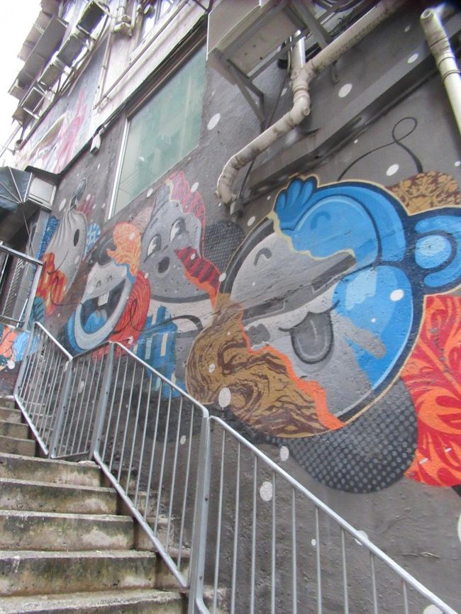 急な坂を上っていく途中にも個性的な絵が描かれていました。