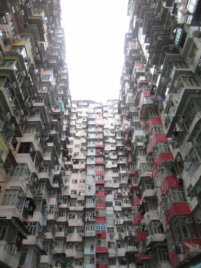 映画にも登場した超密集アパートYick Cheong Buildingに行くためにMRTで太古駅に行きました。<br />事前に調べた情報をもとに歩いて５分くらいでアパートの中庭に行くと、衝撃的な光景が！<br />下は写真を撮る人で溢れていて、まさにカオスでした。