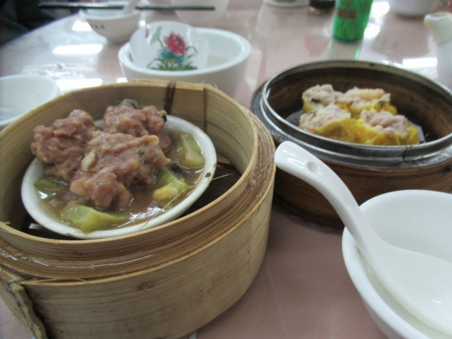 お昼の時間をかなりすぎていたましたが、<br />マンションの近くには入りたいお店がなかったので、<br />上環に戻って飲茶のお店に入りました。<br />ワゴン式だったので、中国語ができないとほしい料理を食べることが難しかったです。