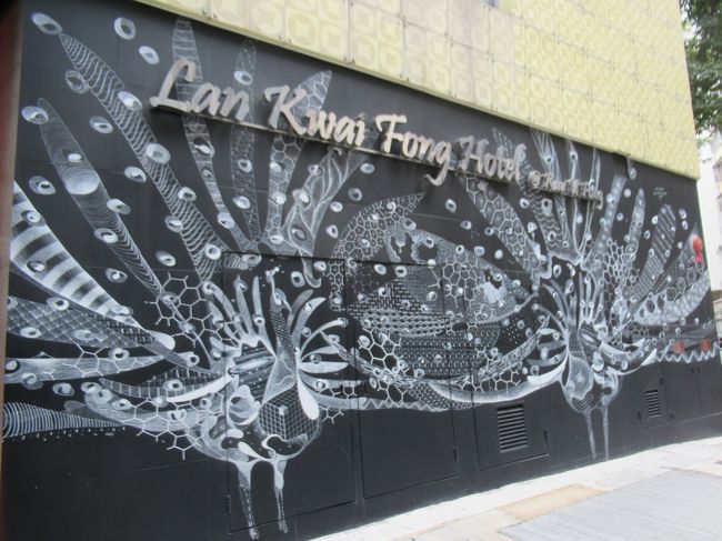 街歩きを再開すると、ホテルの壁にきれいなクジャクが！