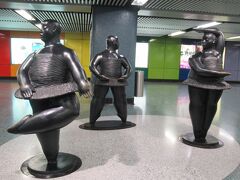 MTRで次の目的地に移動しました。
駅で見つけた踊る彫像。