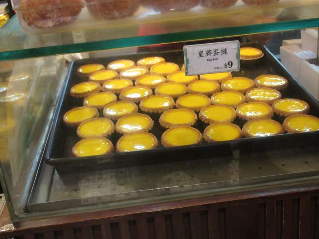 お店にはエッグタルトが次から次へと焼き上げられていて、熱々を食べることができました。