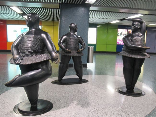 MTRで次の目的地に移動しました。<br />駅で見つけた踊る彫像。