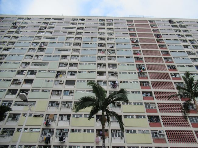 彩虹駅の近くにあるマンションでも写真を撮っている人がたくさんいました。<br />この色合い、ありそうでなかなかない、と思いました。