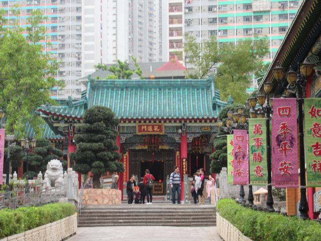 街中にお寺が溶け込んでいるのは日本と同じだと思いました。