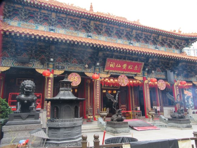 たくさんの神様がいらっしゃって、それぞれの願いに合わせてお参りをしているようでした。