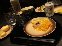 15：20発の便のため、13時前に空港に着くようにシャトルバスとエアポートエクスプレスで空港に向かいました。
MTRのカウンターでカードのデポジットを返金してもらい、
出国手続き後のエリアにあるディズニーストアで買い物をし、
豪華なことで有名なキャセイパシフィック航空のラウンジに入りました。