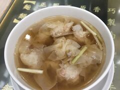 出国直前に最後の飲茶。
ラウンジで麺を食べる予定だったので、海老ワンタンスープにしました。
この海老ワンタンもスープもとにかく美味しくて・・・
次に香港来るときは街に出るより何より先に、ここで海老ワンタンメンを食べたいと思わせる味です。