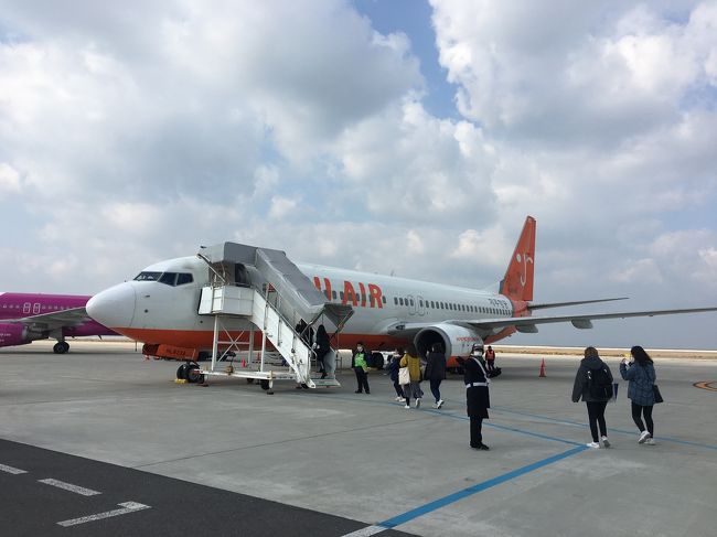 関西空港 第２ターミナルからの出発<br />LCCは ピーチで、石垣島まで一度利用したことがありますが、国際線利用ははじめて。<br />第1ターミナルからバスで10分はかかるので、早めに行動が必要です。<br /><br />チェジュ航空は2018年の11月から第２ターミナルに移動。そのため、関空の利用料1500円が返金されました。<br />返金があったため、自動チェックイン機でチェックイン出来ず、長蛇の列に並ばなくてはならいはめになりましたが、返金があるのでがんばります 笑<br /><br />チェジュ航空 オレンジカラーのかわいい機体です<br /><br /><br />