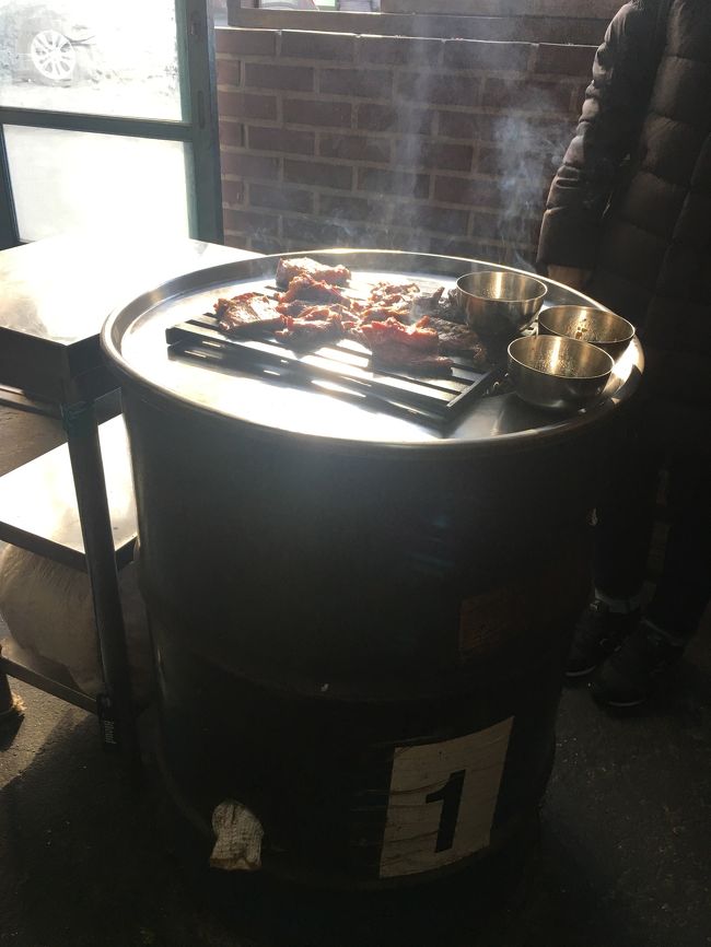 こちらは、人数分のカルビ肉（15000ウォン）を注文するシステムで、ご飯などはないので、持ち込み可だそうです。<br />席に案内されると、すぐにお肉がやって来て 焼いてくれます。<br />飲み物は冷蔵庫からセルフ、ビール4000ウォンでした。<br />立ち食いスタイルです。