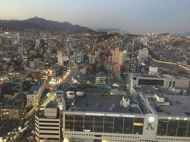 部屋からは さっきお買い物していた 総合市場が見下ろせます。