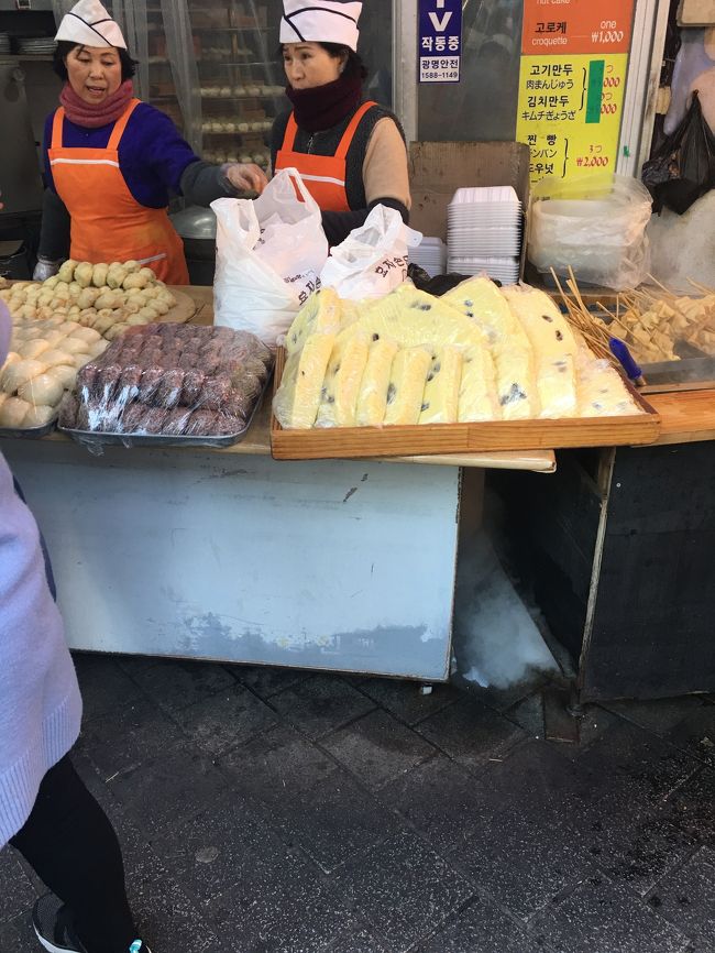 お昼ごはん後 新村駅から地下鉄2号線に乗り、市庁駅で降車、南大門市場まで歩いて移動します。<br /><br />南大門市場では、小物や雑貨をお買い物。<br />美味しそうな豚まんを屋台で見つけたので購入。<br />これが当たりで、今回1番のおいしかったものです。