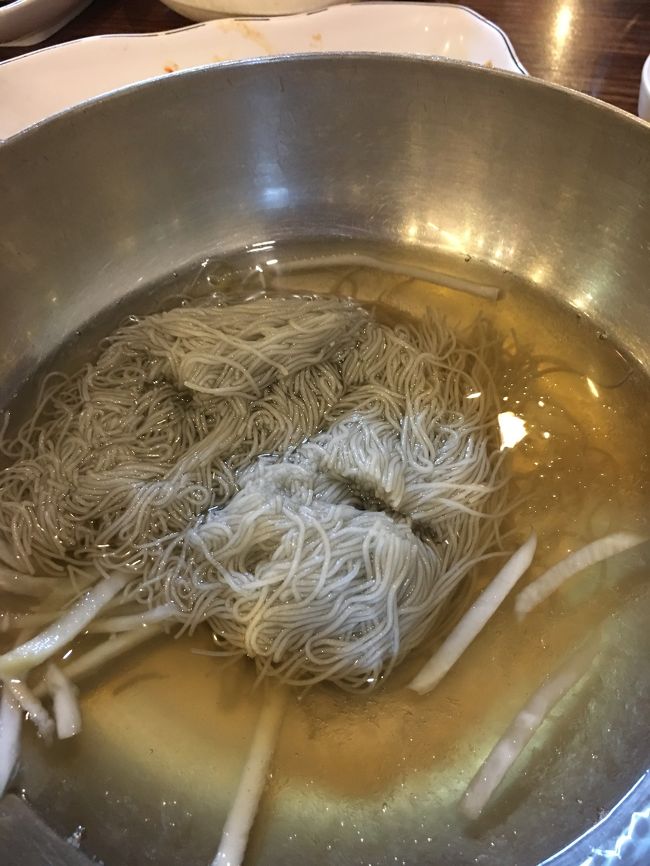 シメの冷麺<br />こちらもサービスでした。<br /><br />ビール一本とデジカルビ2人前で なんと32000ウォン<br />安すぎ！<br />大満足でした。