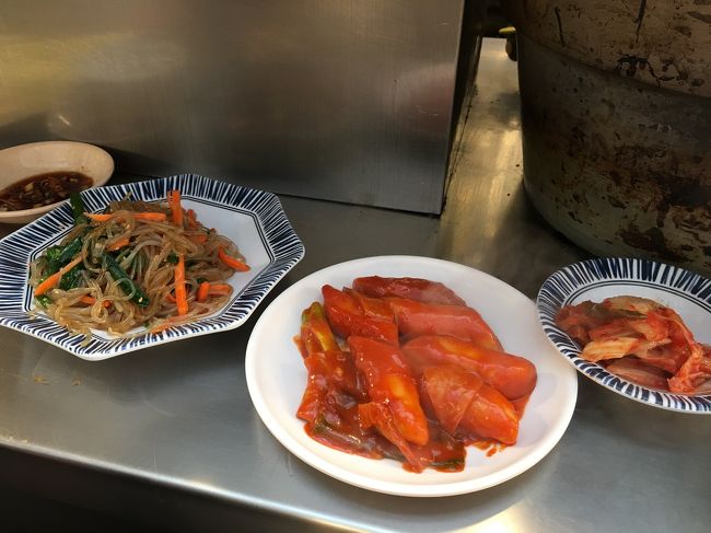 声の掛かったお店に座りました。<br /><br />あれこれと注文。<br /><br />チャプチェに、トッポギ