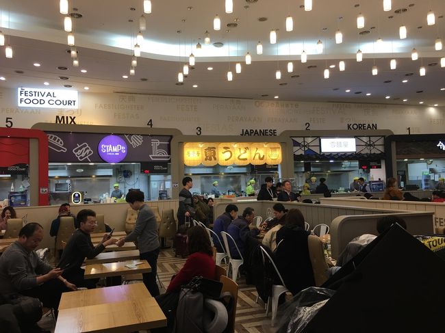 フードコート<br />仁川空港に比べると小さい金浦空港 レストランもほとんどないので、フードコートが賑わっています。