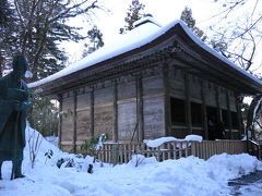 松尾芭蕉さんの隣にあるお堂は旧覆堂（きゅうおおい堂）といい、昔々鎌倉幕府が金色堂の保護のため建てたものです。 金色堂を700年に渡り保護してきたお堂だそうです！スゲー！