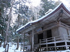 金色堂の側にある経蔵！鎌倉時代末期の建物で一部には平安時代の材料が使用されているそうです♪歴史感じるなー♪
そして雪と合いますなー♪ 