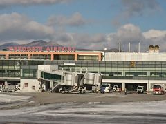 この日、新千歳は雪のためセントレアからの便は欠航もあったのに、函館空港はいい天気。
雪もそんなに積もっていません。