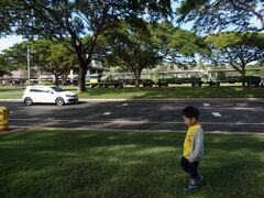 お部屋の探検が終わったら、コオリナセンターへお買い物です。もう雨も上がって、気持ちの良い青空です。
雨上がりのステップを踏む長男。
道も迷うことなく、歩いて数分でした。
