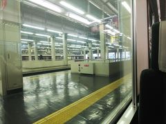 阪急梅田駅。ホームピカピカで滑りそう。